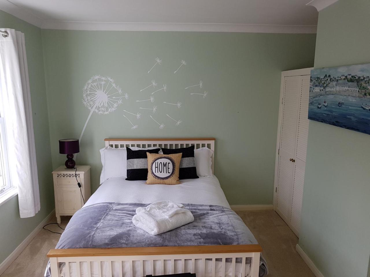 Slough Centre Townhouse With Driveway Parking For Up To Two Cars Apartment Екстериор снимка