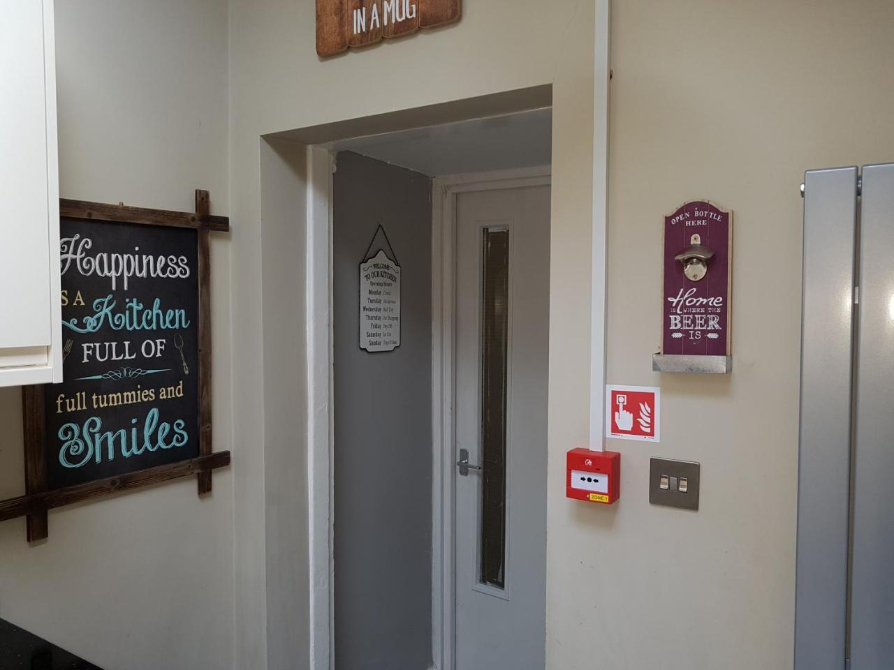 Slough Centre Townhouse With Driveway Parking For Up To Two Cars Apartment Екстериор снимка