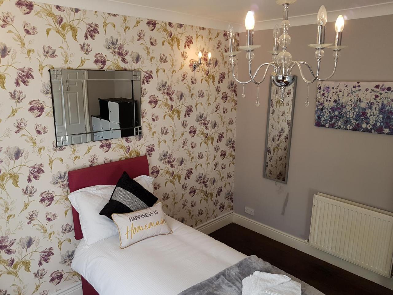 Slough Centre Townhouse With Driveway Parking For Up To Two Cars Apartment Екстериор снимка
