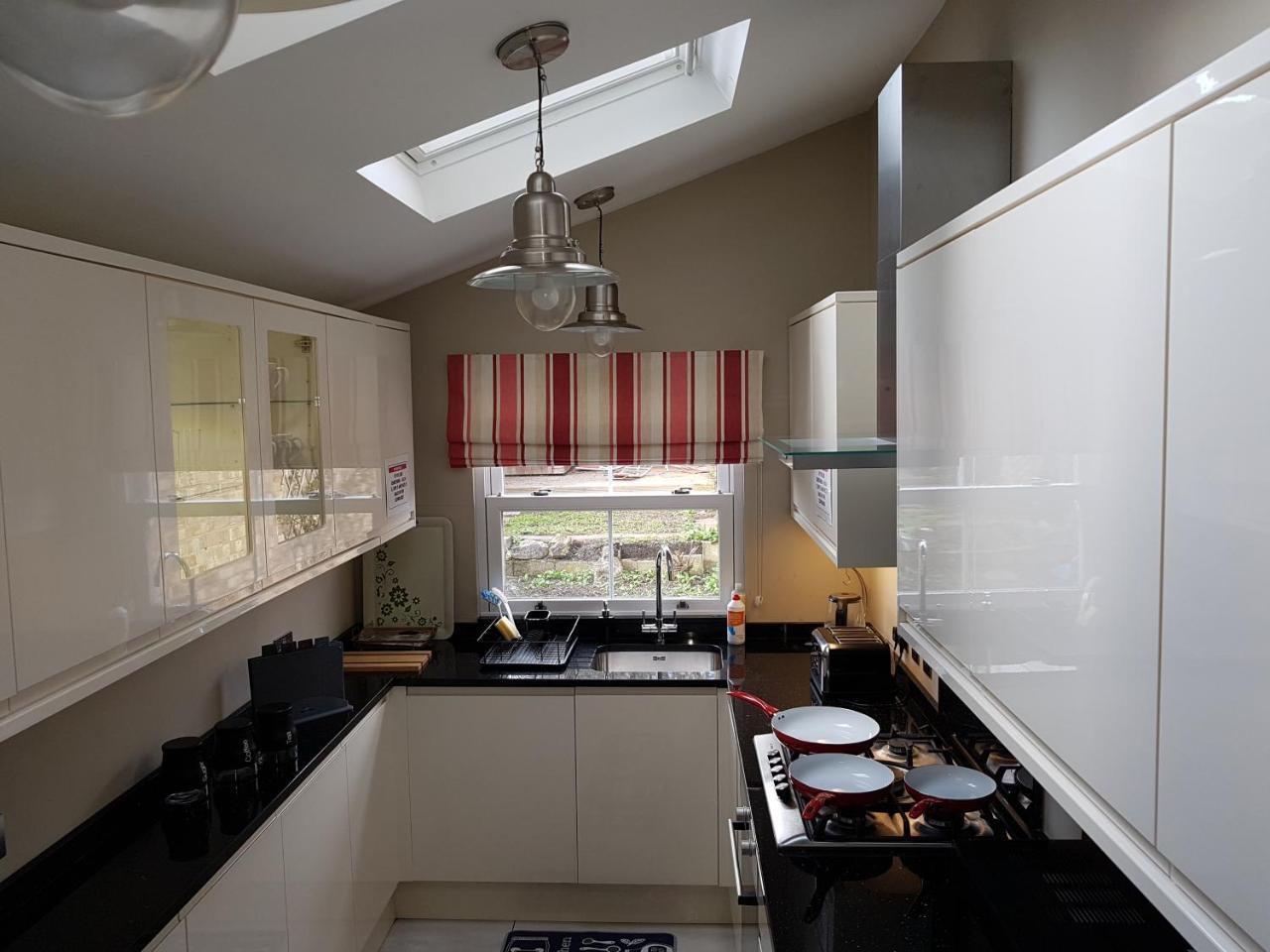 Slough Centre Townhouse With Driveway Parking For Up To Two Cars Apartment Екстериор снимка