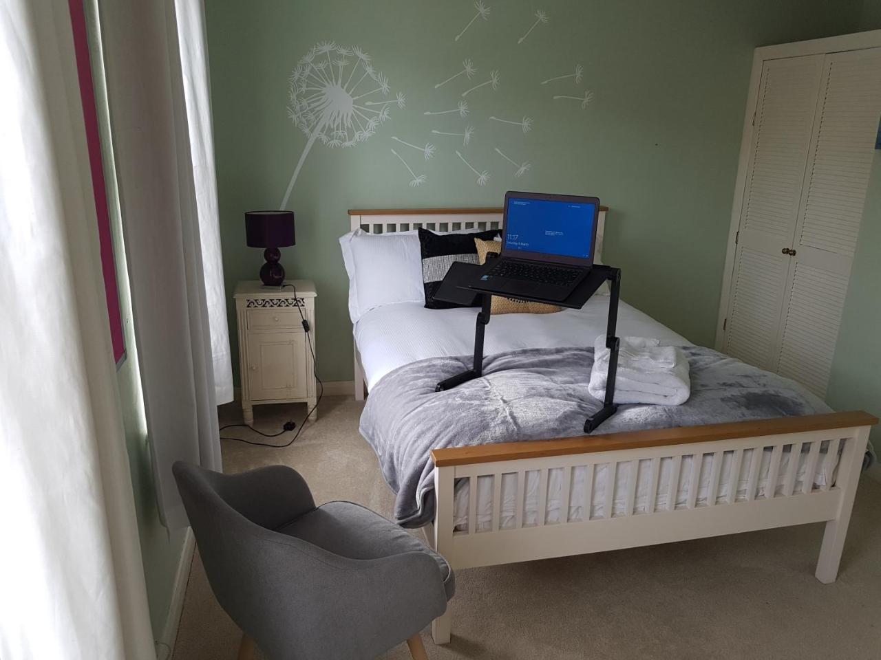 Slough Centre Townhouse With Driveway Parking For Up To Two Cars Apartment Екстериор снимка