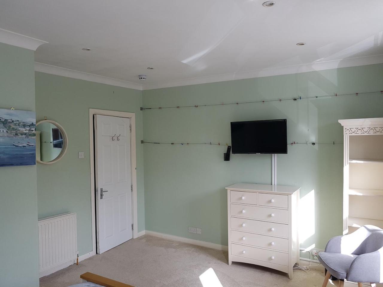 Slough Centre Townhouse With Driveway Parking For Up To Two Cars Apartment Екстериор снимка