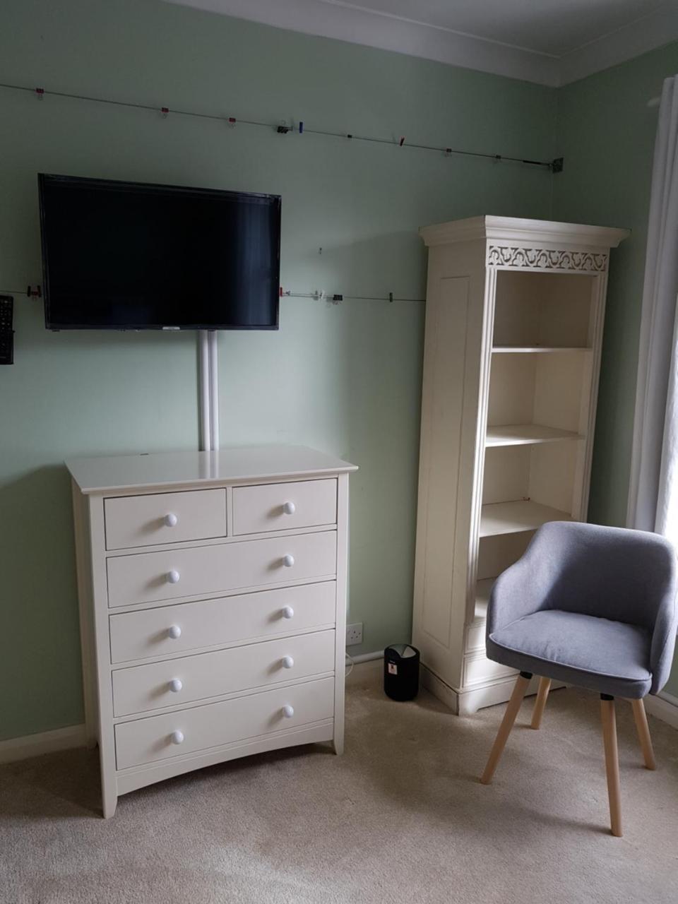 Slough Centre Townhouse With Driveway Parking For Up To Two Cars Apartment Екстериор снимка
